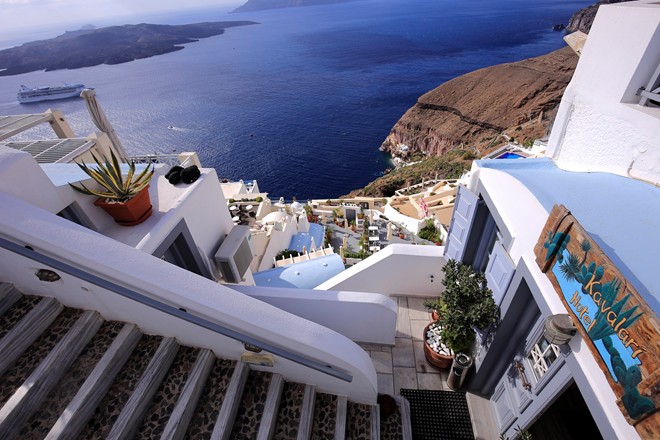 Những bậc thềm duy&ecirc;n d&aacute;ng, xen sắc rực rỡ của c&aacute;c lo&agrave;i hoa tạo điểm nhấn.